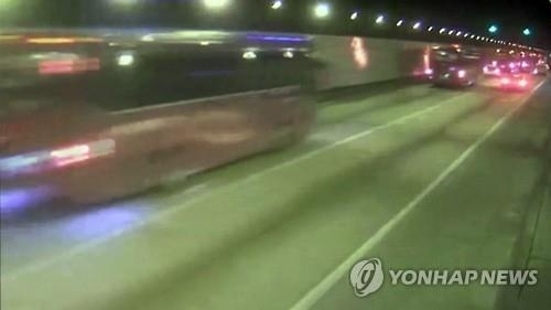 터널 운전 위험…서서히 감속하고 안전거리 확보해야 - 2