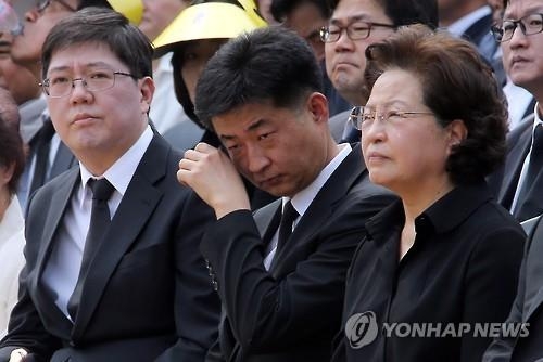 노 前 대통령 서거 7주기…봉하마을 참배객 붐벼 - 3