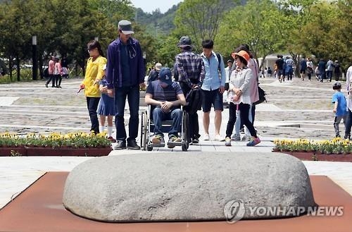 2野, 내일 봉하마을 총집결…PK 민심·친노 구애경쟁(종합) - 2