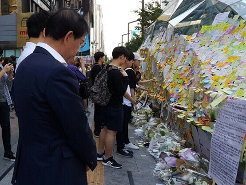 박원순 서울시장이 19일 오후 강남역 10번 출구를 찾아 '묻지마 살인' 희생자를 추모하고 있다. 박 시장은 23세인 희생자를 위해 23초간 묵념했다