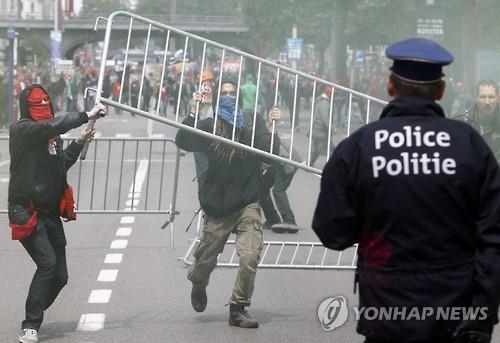 벨기에 노조, 긴축반대 격렬 시위…경찰 물대포 진압(종합) - 2