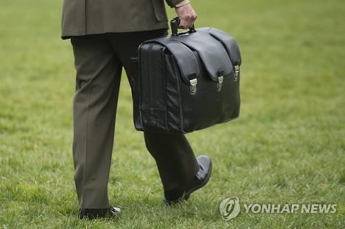 오바마 히로시마행 아이러니…"핵 상처 도시에 핵가방 들고간다" - 2