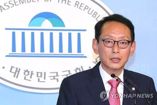 정의장 퇴임회견에 '친정' 與는 "유감", 野는 축하논평 - 2