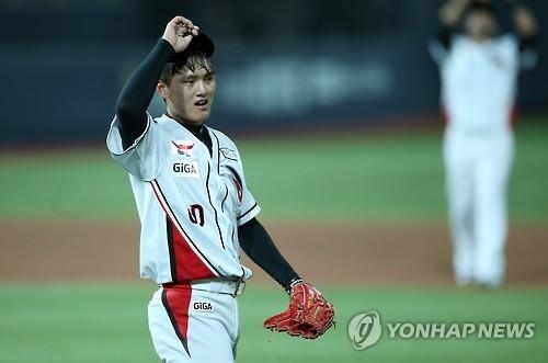 <프로야구> '케이티 첫 완봉승' 주권 "이대형 형이 20만원 줬어요" - 2