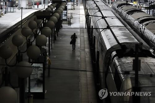 프랑스 노동법 개정 반대 철도 파업…철도 운행 40∼60% 취소 - 2