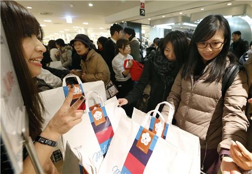 日 5대 백화점 지난달 매출 일제히 감소…1년 2개월만에 처음 - 3