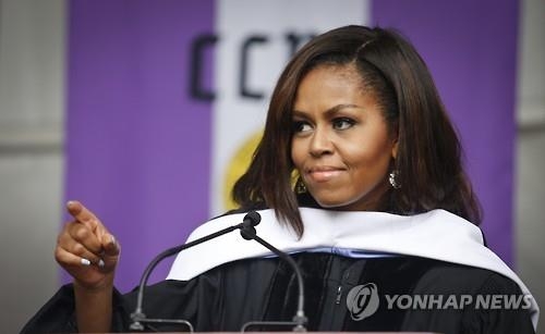 미셸 오바마도 트럼프 공격…"미국인은 벽 세우지 않아" - 2