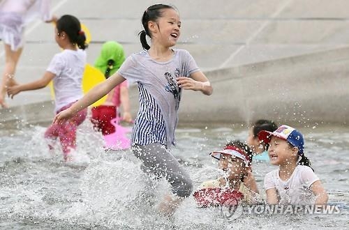 불볕더위 한풀 꺾인 현충일…유원지·축제장 '북적' - 2