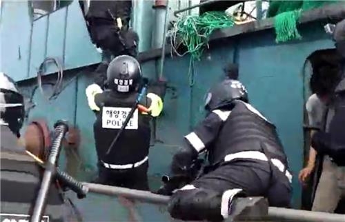 서해 EEZ 해상서 불법조업 중국어선 2척 해경에 나포 - 2