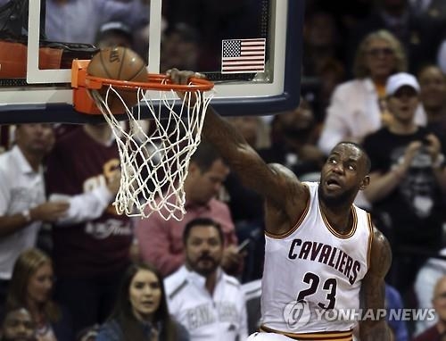 -NBA- 제임스·어빙 62점 합작…클리블랜드, 2패 뒤 첫 승 - 2
