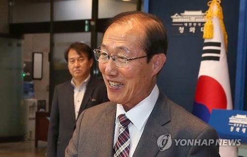 이원종 비서실장, 국회 첫 방문…국회의장·여야대표 예방 - 2