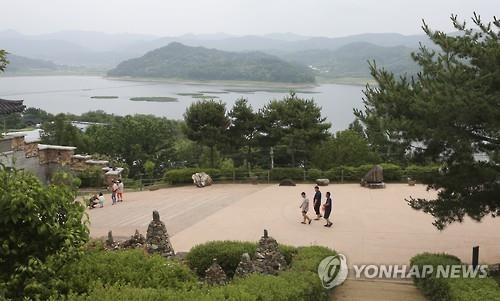 <카메라뉴스> 대청호반 거니는 시민들 - 2