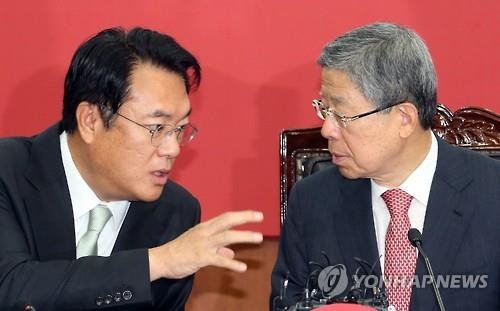 '비박' 유승민 새누리 복당…친박 반발로 또 내홍2