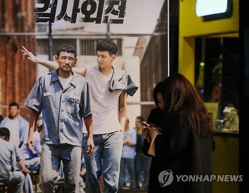 2년째 상반기 극장가 '데자뷔'…'영웅 vs 황정민' - 2