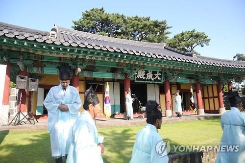 독특한 건축양식 '제주향교 대성전'…보물지정 기념 고유례 - 2