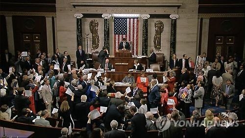 "총기규제 더이상 늦춰선 안돼" 美민주, 이틀째 하원 '연좌농성'(종합2보) - 3