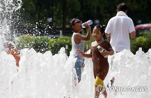 충북 구름 많지만 무더운 날씨…미세먼지 '보통' - 2