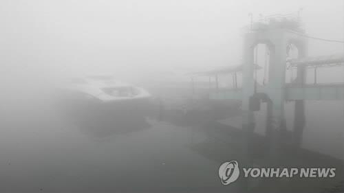서해 짙은 안개…인천 여객선 8개 항로 차질 - 2