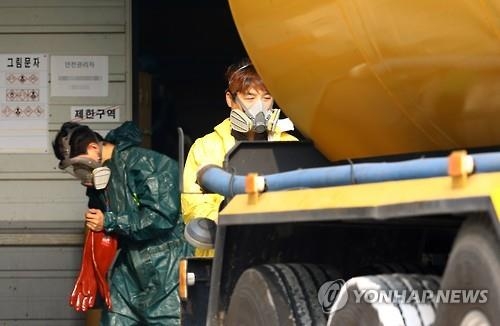구미 화학물질 누출에 물 뿌려…자칫 '독성가스 분출할 뻔' - 2