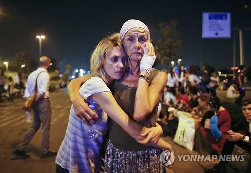 '소프트타깃'테러, 경계삼엄 공항 또 뚫었다…IS 터키 활보 우려 - 2