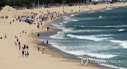 <주말 N 여행> 영남권: "파도야 반갑다"…부산 해수욕장 7곳 문 열었다 - 2