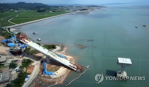 국과수, 칠산대교 사고 현장 감식…부실시공 등 조사 - 2