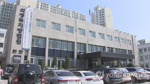 돈 달라는 아들·전 부인에 흉기 휘두른 60대 징역 3년 - 2