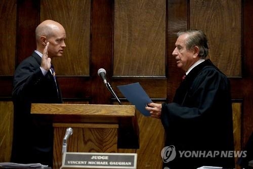 美시카고 흑인소년 16발 총격사살 사건 특검제 도입 - 2