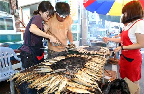 "전어 덕에 삽니다" 폭염 속 횟집마다 전어 손님 '북적' - 4