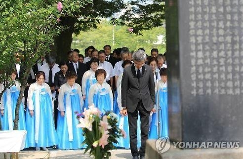 원폭71년…美총영사 히로시마 한인위령비에 정부대표로 헌화 - 3