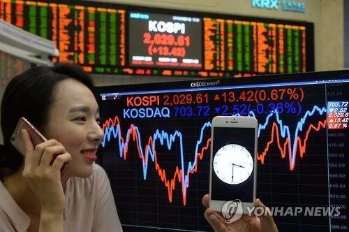 거래시간 연장 첫 주, 코스피·코스닥 거래량 모두 감소 - 2