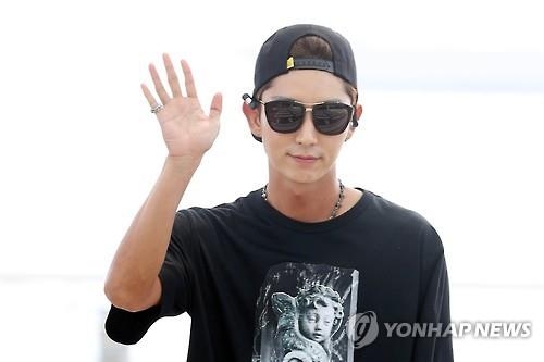 이준기, 중국으로 출국…'영화 홍보하고 올게요' - 2