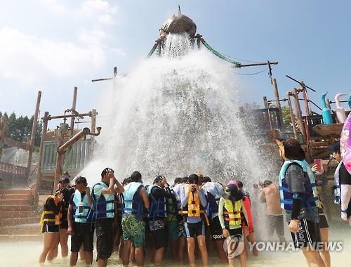 푹푹찌는 무더위에 충북 유명 산·계곡 '북적' - 2
