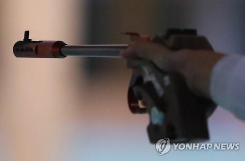 <올림픽> 진종오의 '비밀 병기'…전 세계 단 1정뿐인 붉은 총 - 2