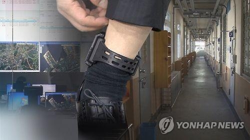 '전자발찌 도주범'…애인에게 300만원 빌려 8일째 잠적 - 2