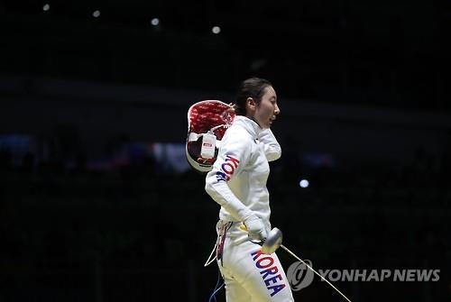 <올림픽> 펜싱 신아람 "응원에 보답하고 싶었는데 죄송스러워요" - 2