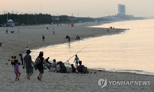 강원 강릉·고성 열대야…낮에도 찜통더위 - 2