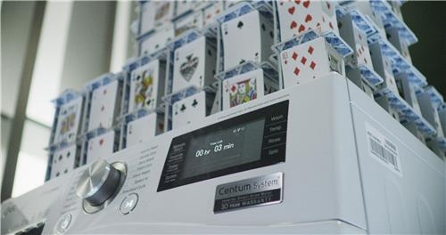 '카드쌓기' 기네스 오른 LG 세탁기 동영상 1억뷰 돌파 - 2