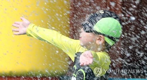 강원 산·바다에 막바지 피서 인파 몰려…영월 36.6도 - 2