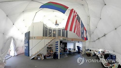 우주복 입고 외출…하와이 산기슭의 1년간 '가상 화성생활' - 3