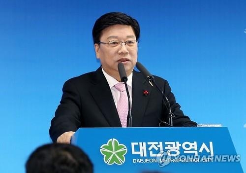 벼랑서 되돌아온 권선택…대전 시정 "차질 없다" - 2