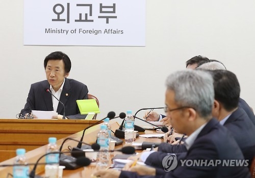 10일 오후 서울 종로구 도렴동 외교부 청사에서 열린 긴급 북핵 대책회의에서 윤병세 장관(왼쪽)이 발언하고 있다