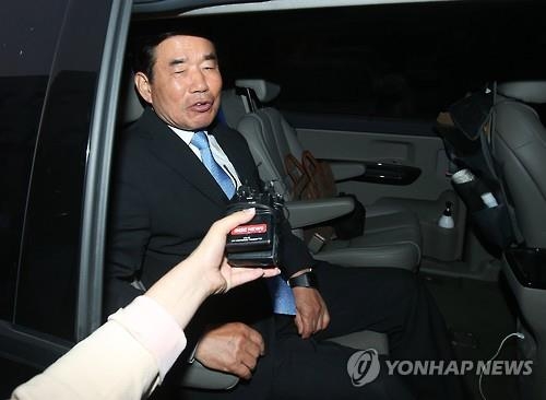 21시간 조사 마치고 나오는 김진표 의원