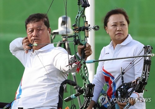 (리우데자네이루=연합뉴스) 김주형 기자 = 12일 오후(현지시간) 브라질 리우 삼보드로무 양궁장에서 열린 2016 리우패럴림픽 양궁 혼성컴파운드 터키와의 경기. 이억수(왼쪽) 선수가 활시위를 당기고 있다. 오른쪽은 김미순 선수. 2016.9.13kjhpress@yna.co.kr(끝)