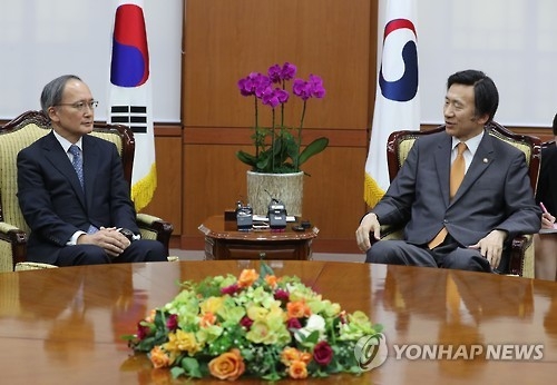 (서울=연합뉴스) 김주성 기자 = 윤병세 외교부 장관(오른쪽)이 13일 오후 서울 세종로 외교부를 예방한 나가미네 야스마사(長嶺安政) 신임 주한 일본대사와 면담하고 있다. 2016.9.13utzza@yna.co.kr