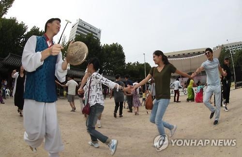 민속놀이 즐기는 시민들