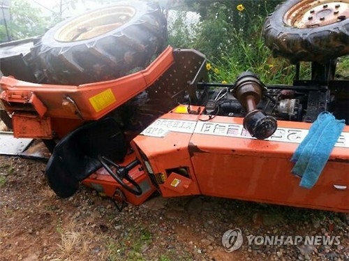 면허 없어도, 음주운전도 'OK'…도로 위 흉기된 농기계(종합) - 2