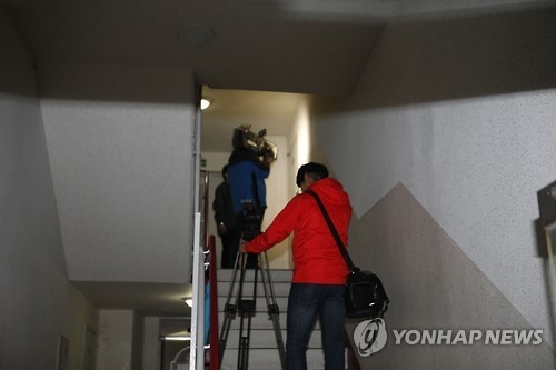 6살 딸 살해 뒤 불 태운 혐의로 양부모 긴급체포(포천=연합뉴스) 최재훈 기자 = 6살 딸을 살해한 뒤 시신을 불 태워 야산에 묻은 뒤 거짓 실종신고를 한 혐의로 양부모가 경찰에 붙잡혔다. 사진은 피의자들이 살던 아파트 앞에 취재진들이 모여 있는 모습.2016.10.2
