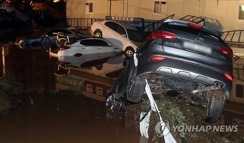 물에 빠진 자동차들