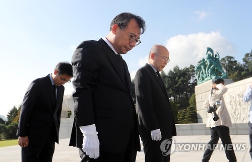 대전현충원 참배하는 이정현 대표